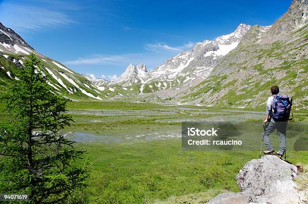 Foto de Trekker De Montanha e mais fotos de stock de Adulto - Adulto, Alpes europeus, Cena de tranquilidade