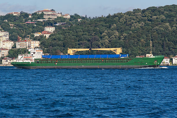 navire vous vous rendez à détroit de bhosporus. istanbul. la turquie - bhosporus photos et images de collection