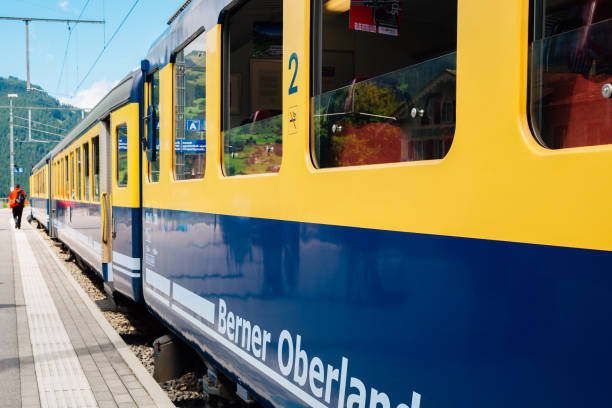 grindelwald train quai de la gare en suisse - leaving business landscape men photos et images de collection