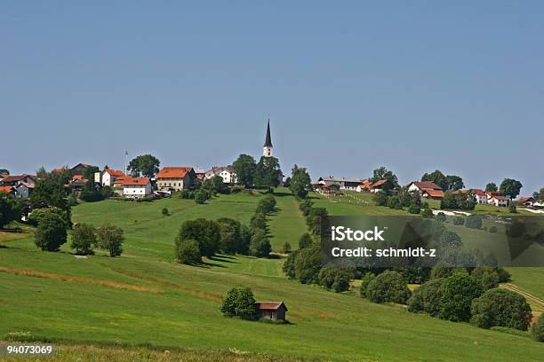 Photo libre de droit de Petit Village Sur Une Colline banque d'images et plus d'images libres de droit de Prairie - Prairie, Scène rurale, Église