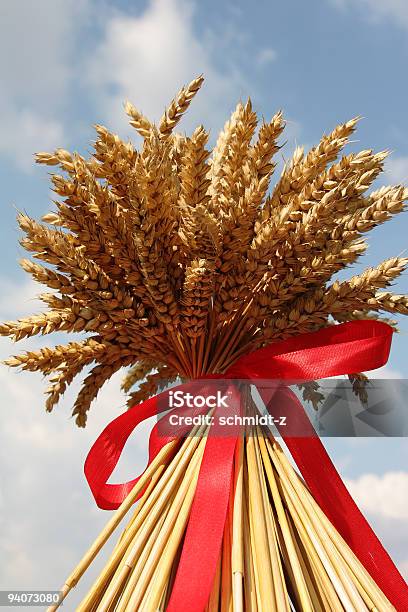 Ramo De Enriquecimiento Con Cinta Roja Foto de stock y más banco de imágenes de Azul - Azul, Buqué, Celebración - Ocasión especial