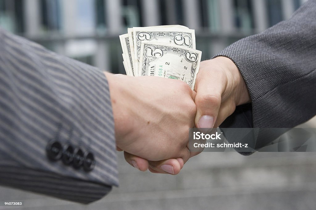 Uścisk dłoni z dolarów - Zbiór zdjęć royalty-free (Biurowiec)