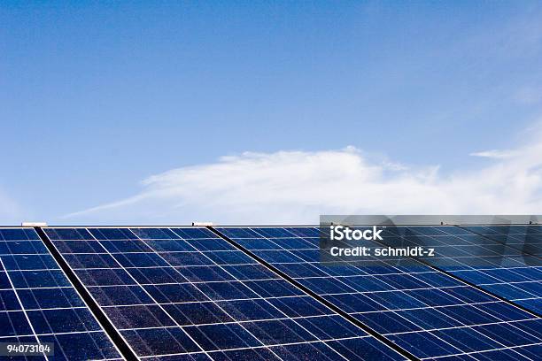 Panele Słoneczne W Błękitne Niebo - zdjęcia stockowe i więcej obrazów Bez ludzi - Bez ludzi, Chmura, Elektrownia słoneczna