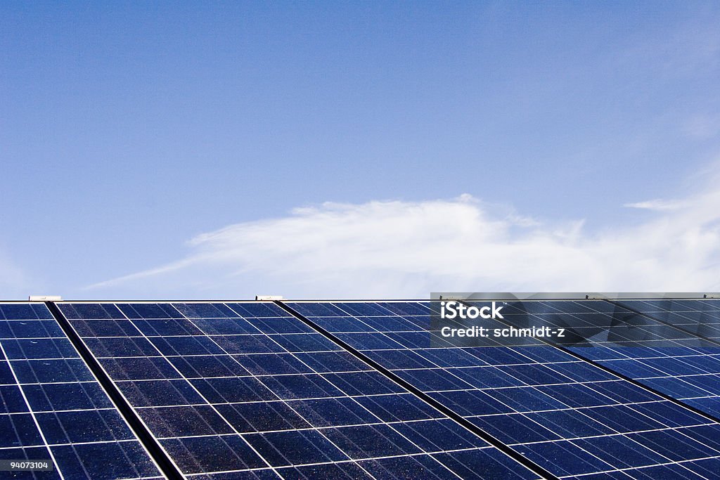 Painéis solares contra o céu azul - Foto de stock de Azul royalty-free