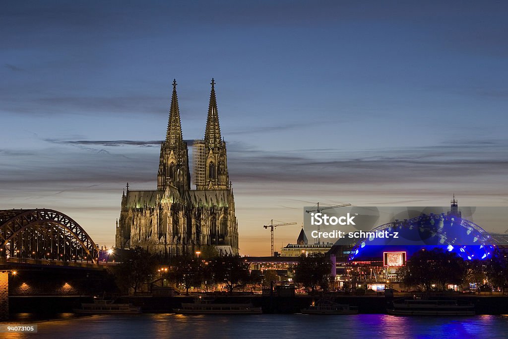 Hohenzollern Brücke, der Kölner Dom und Musik Dom in der Dämmerung - Lizenzfrei Abenddämmerung Stock-Foto