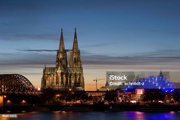 Hohenzollern Brücke Der Kölner Dom Und Musik Dom In Der Dämmerung Stockfoto und mehr Bilder von Abenddämmerung