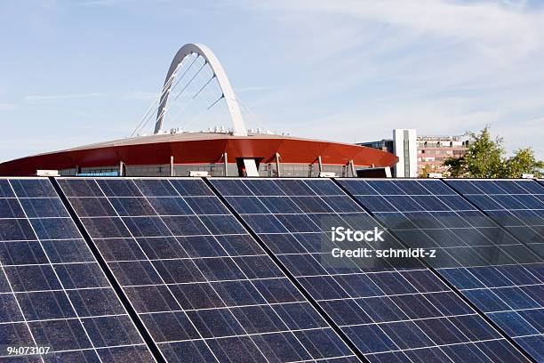 Paneles Solares En El Tejado Foto de stock y más banco de imágenes de Aire libre - Aire libre, Alemania, Arquitectura exterior