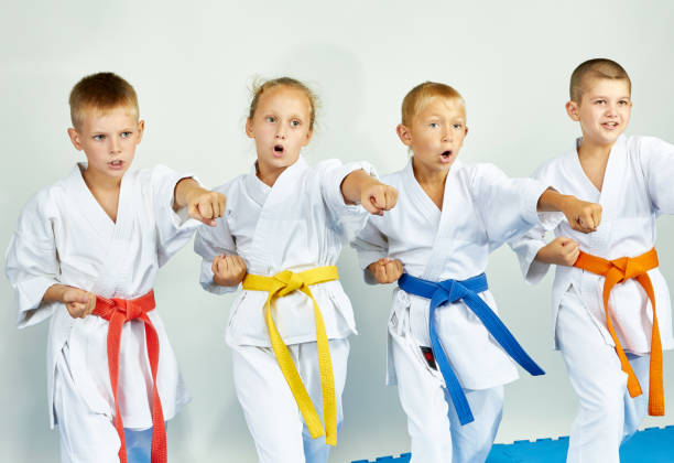 istock Four athlete beats blow gyaku-tsuki 940738784