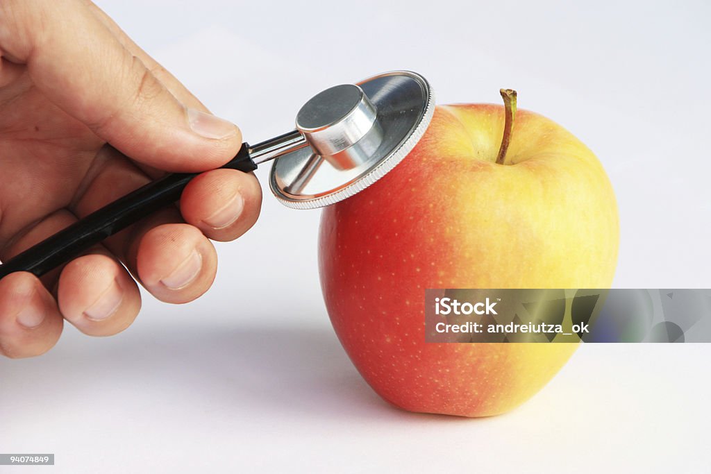 Mano con Stetoscopio consulting apple - Foto stock royalty-free di Accudire