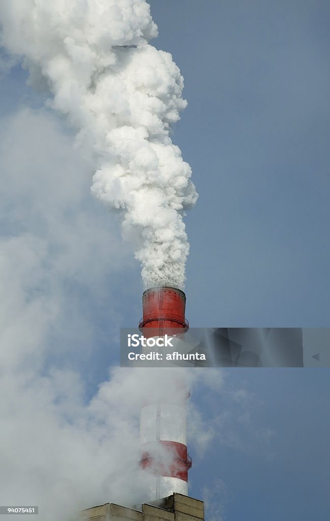 Chaminé na estação de energia - Royalty-free Azul Foto de stock