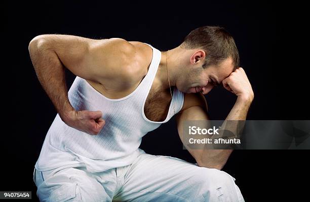 Człowiek Stoi - zdjęcia stockowe i więcej obrazów Biały - Biały, Biceps, Budować