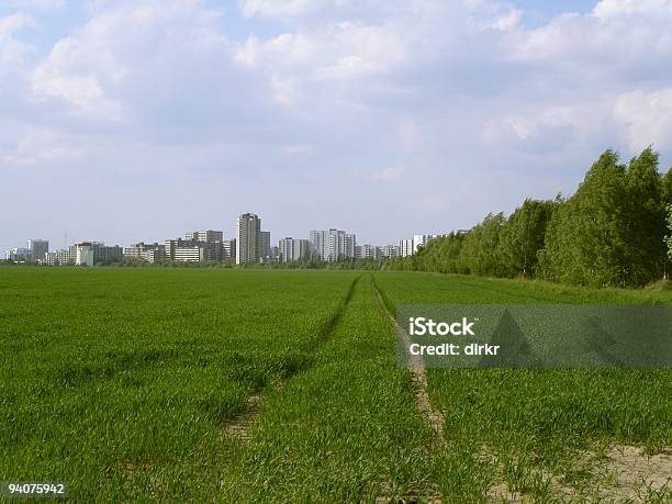 Foto de Leading Para A Cidade e mais fotos de stock de Cidade - Cidade, Milho, Acessibilidade