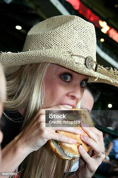 Ventoinha De Desporto - Fotografias de stock e mais imagens de Estádio - Estádio, Comida, Comer