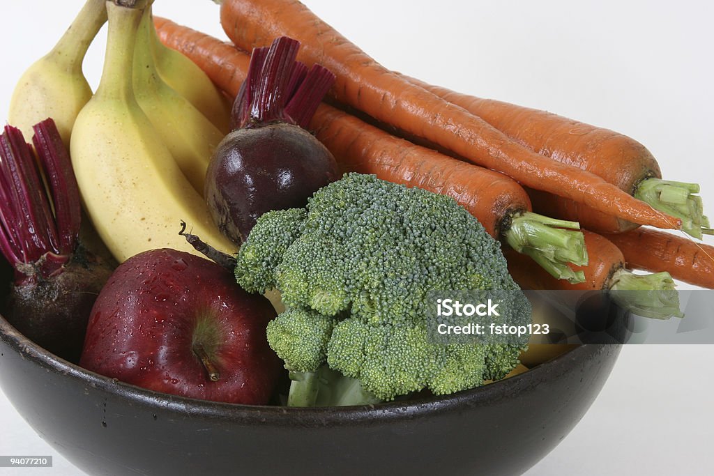 Ciotola di verdure sane. Broccoli, carote e mele e banane. - Foto stock royalty-free di Alimentazione sana