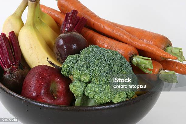 Ciotola Di Verdure Sane Broccoli Carote E Mele E Banane - Fotografie stock e altre immagini di Alimentazione sana