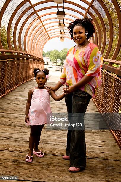 Madre E Figlia Sul Ponte - Fotografie stock e altre immagini di Adulto - Adulto, Allegro, Ambientazione esterna