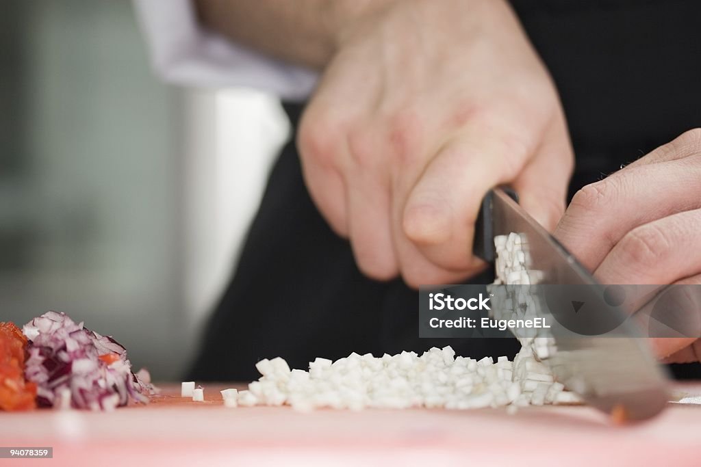 Chef schneiden die Zwiebel auf einem Holz-board - Lizenzfrei Arbeiten Stock-Foto