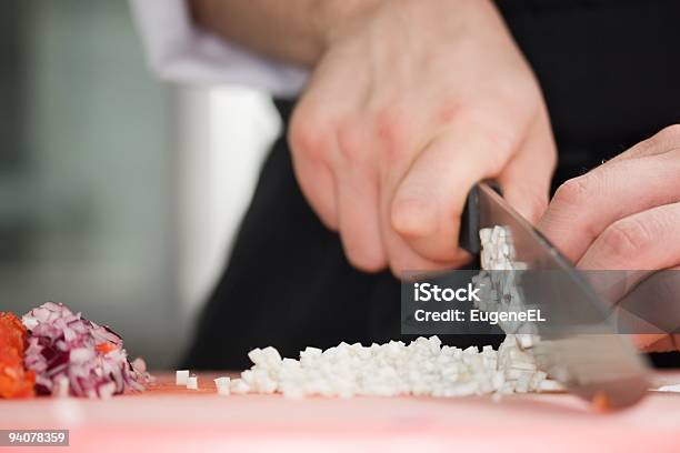 Chef Schneiden Die Zwiebel Auf Einem Holzboard Stockfoto und mehr Bilder von Arbeiten - Arbeiten, Berufliche Beschäftigung, Dienstleistung