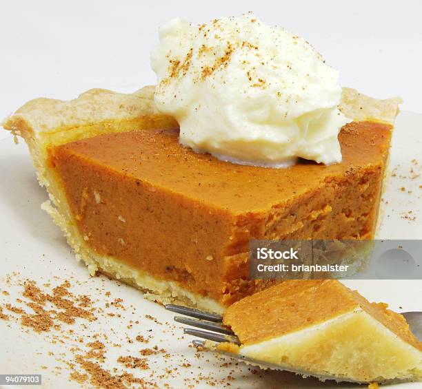 Comer Una Porción De Tarta De Calabaza Foto de stock y más banco de imágenes de Tarta de calabaza - Tarta de calabaza, Fondo blanco, Alimento