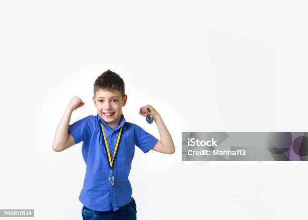 Feliz Niño Expresivo Con Medalla Aislado En Blanco Foto de stock y más banco de imágenes de Adolescente - Adolescente, Agarrar, Alemania