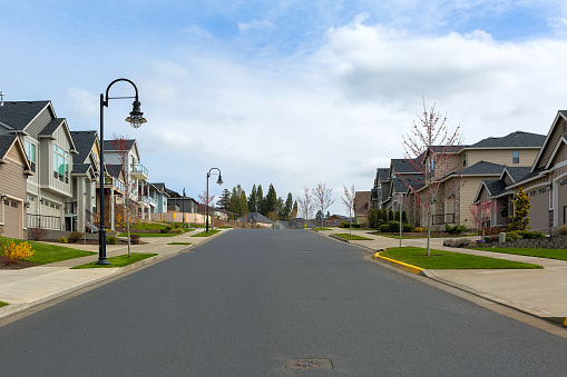 Casas nuevas Norte América suburbana exclusivo barrio a lo largo de la calle en Happy Valley o USA photo