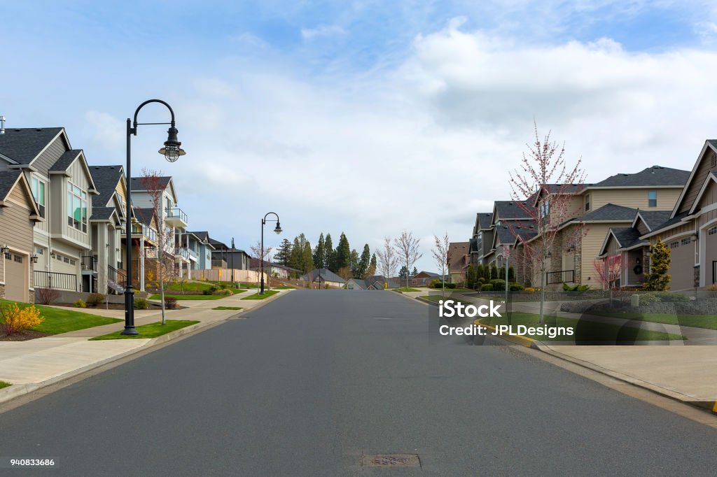 Nuove case di quartiere suburbane nordamericane lungo la strada in Happy Valley o negli Stati Uniti - Foto stock royalty-free di Via