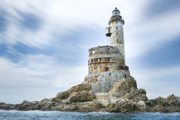 faro giapponese abbandonato sulla roccia nel sud dell'isola di sakhalin, in russia. - isola di sakhalin foto e immagini stock