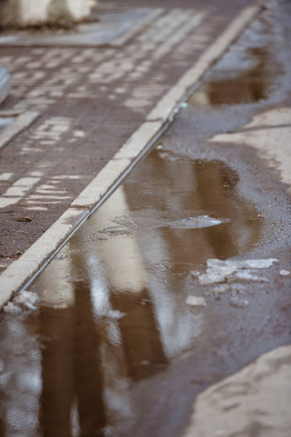istock Spring sidewalk in the city. Wet asphalt. 940864014