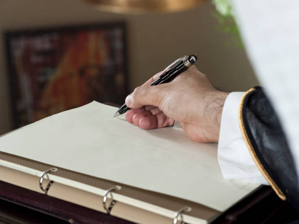 hombre de negocios árabe saudita mano escribiendo en un cuaderno - bisht fotografías e imágenes de stock