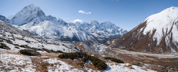 ama dablam pico o cumbre y valle de pheriche en himalaya. escalada y trekking en nepal. trekking campo base everest - amadablam fotografías e imágenes de stock