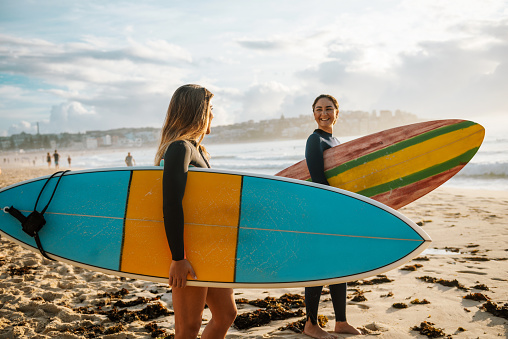 Dos amigas con tablas de surf photo