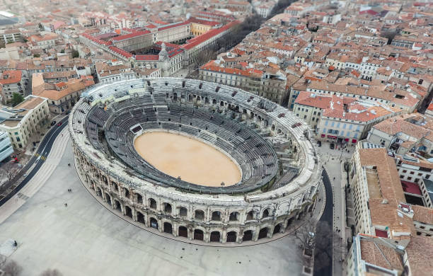 panorama della città di nimes in francia. veduta aerea dell'antico anfiteatro romano. - high angle view famous place roman roman forum foto e immagini stock