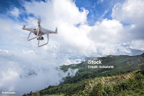 Helicóptero Teledirigido Volando Con Cámara Digital Drone Con Cámara Digital De Alta Resolución Volar La Cámara Toma Una Foto Y Video El Drone Con Cámara Profesional Toma Fotos De Las Montañas Nubladas Foto de stock y más banco de imágenes de Dron