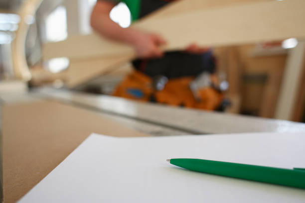 elaboração de caneta verde deitado na mesa na área de transferência - drafting planning plan craft - fotografias e filmes do acervo