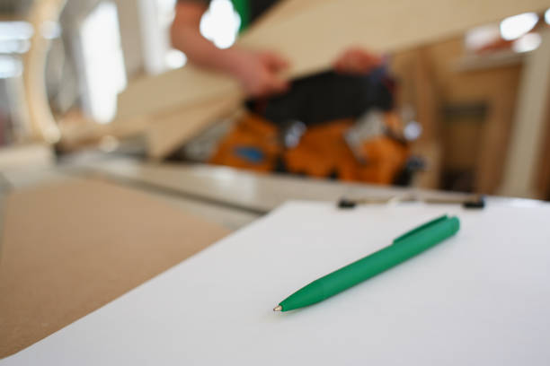проектирование зеленой ручкой, лежащей на столе на буфер обмена - architect drafting work tool building contractor стоковые фото и изображения