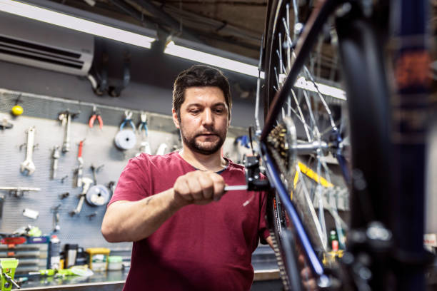 istock Keeping his customers up to date with repairs 940910368