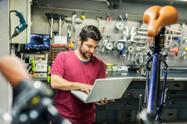 istock Repairman with laptop 940910374