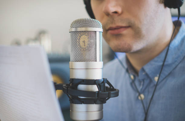 homem a gravação de um anúncio na estação de rádio. - locutor de radio - fotografias e filmes do acervo