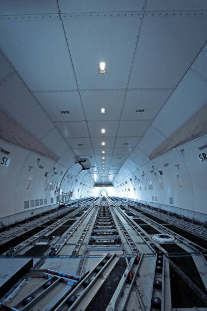 ponte principale carico vuoto di un cargo 747 - luggage hold foto e immagini stock