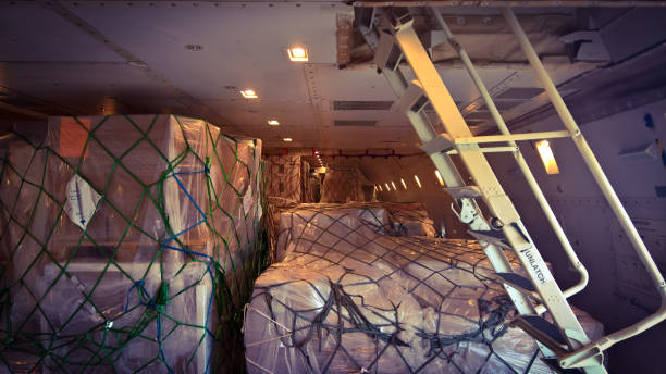 747 화물선의 완전히 로드 된 화물 메인 데크 - luggage hold 뉴스 사진 이미지