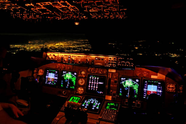 кабина экипажа - cockpit pilot night airplane стоковые фото и изображения