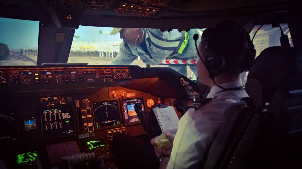 reinigung auf eine b747 windschutzscheibe verwendet für hadsch und umrah flüge - window cockpit boeing 747 commercial airplane stock-fotos und bilder