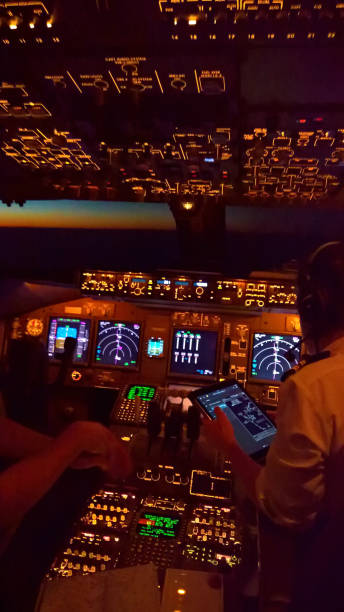 flugdeck der b747 auf einem flug von hajj/umrah - window cockpit boeing 747 commercial airplane stock-fotos und bilder