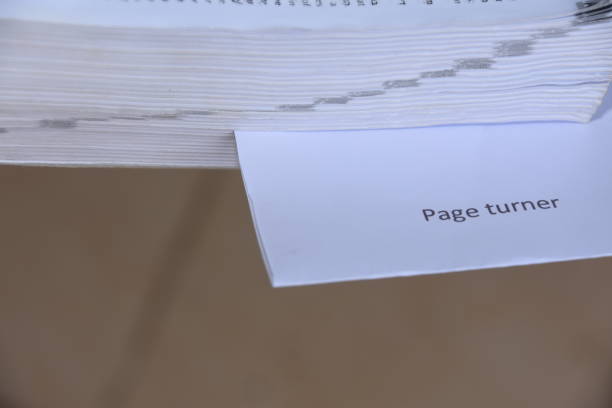 libro de turner de páginas - page turner fotografías e imágenes de stock