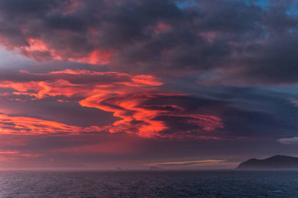 雲の上の赤とピンクの日の出 - marlborough region sunrise new zealand sea ストックフォトと画像