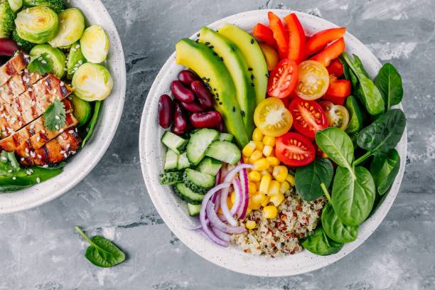 건강 한 채식 점심 그릇 석불입니다. 아보카도, 노아, 토마토, 오이, 붉은 콩, 시금치, 붉은 양파와 붉은 파프리카 야채 샐러드 - rainbow peppercorns 뉴스 사진 이미지