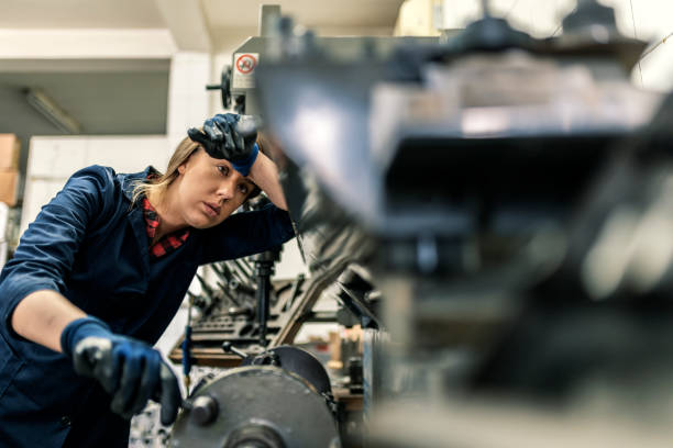 워크샵에 열심히 하자면 젊은 정비사 여자 - trainee factory machinist manual worker 뉴스 사진 이미지