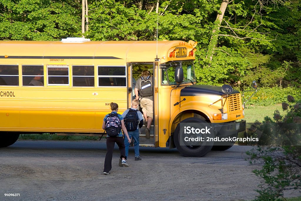 Incorporación de autobús de colegio - Foto de stock de Autobús de colegio libre de derechos