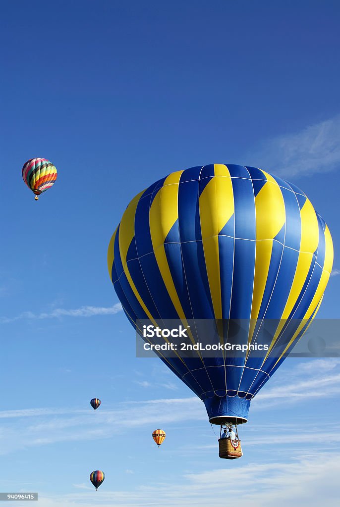 Balões no céu - Foto de stock de Balão de ar quente royalty-free