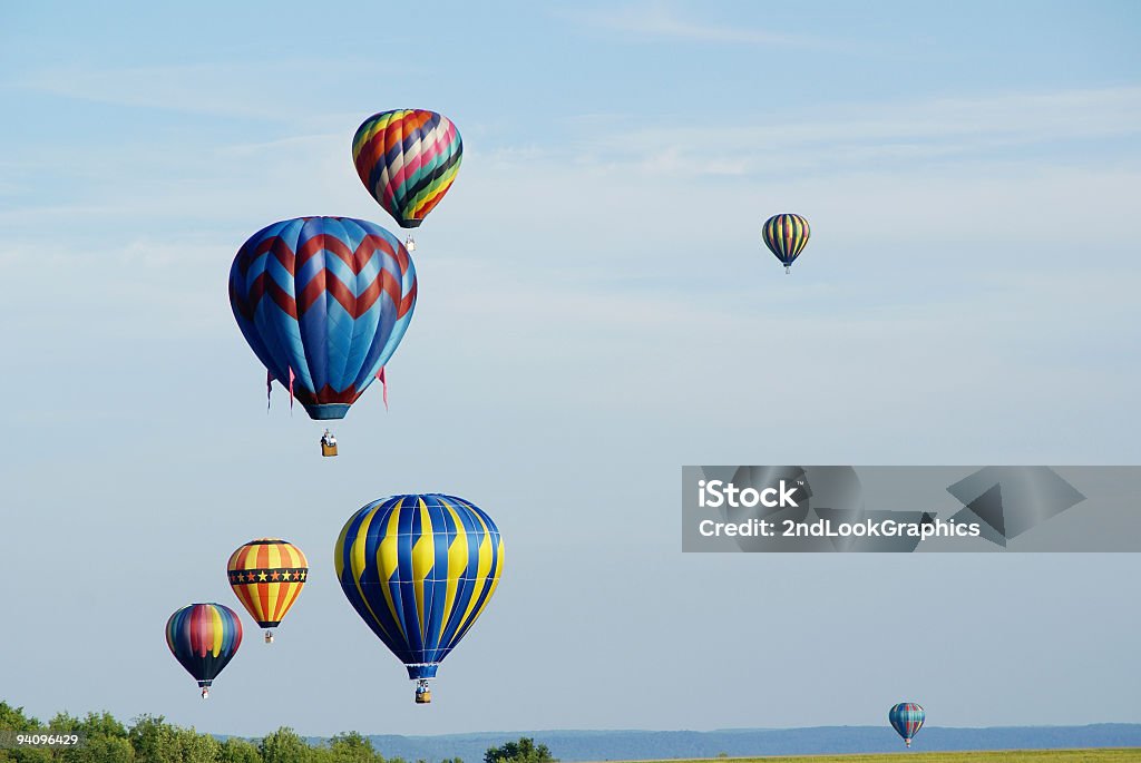 Suspendido en el aire globos aerostáticos - Foto de stock de Globo aerostático libre de derechos